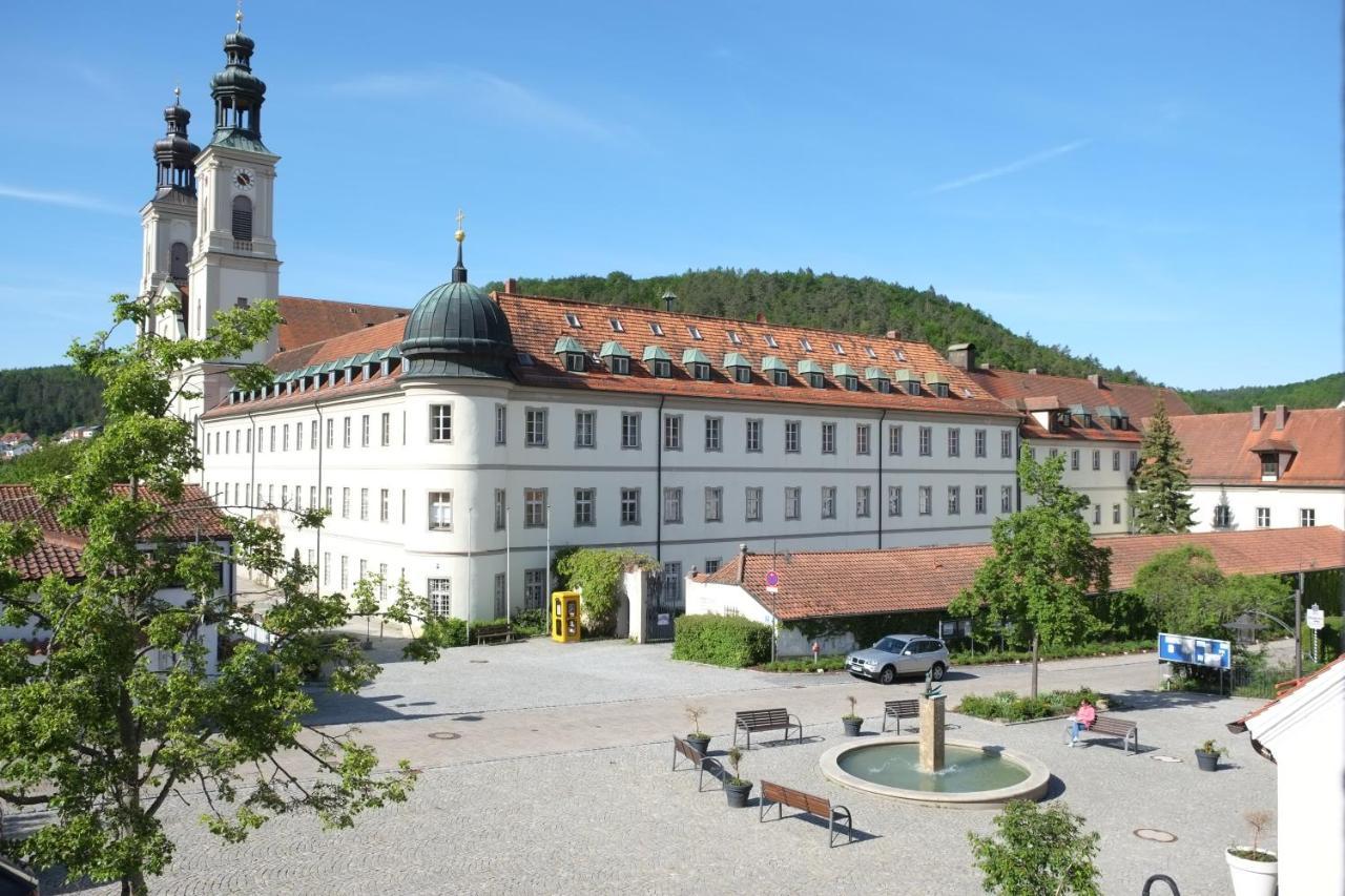 65Qm Wohnung Klosterblick Im Historischen Pfarrhaus Pielenhofen ภายนอก รูปภาพ
